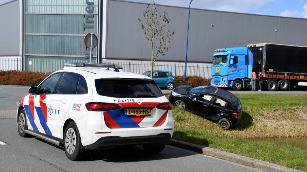 Auto in de sloot na botsing op bedrijventerrein Tholen