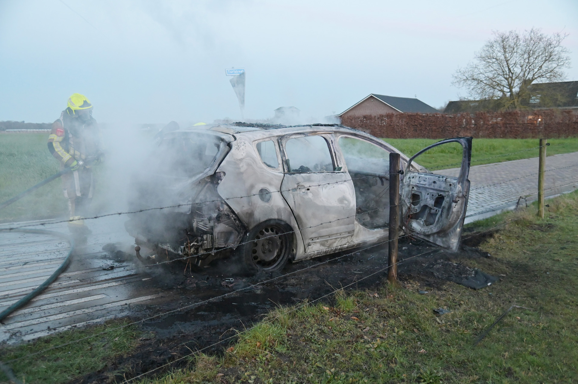 Auto brand volledig uit in Etten-Leur, bestuurder ongedeerd