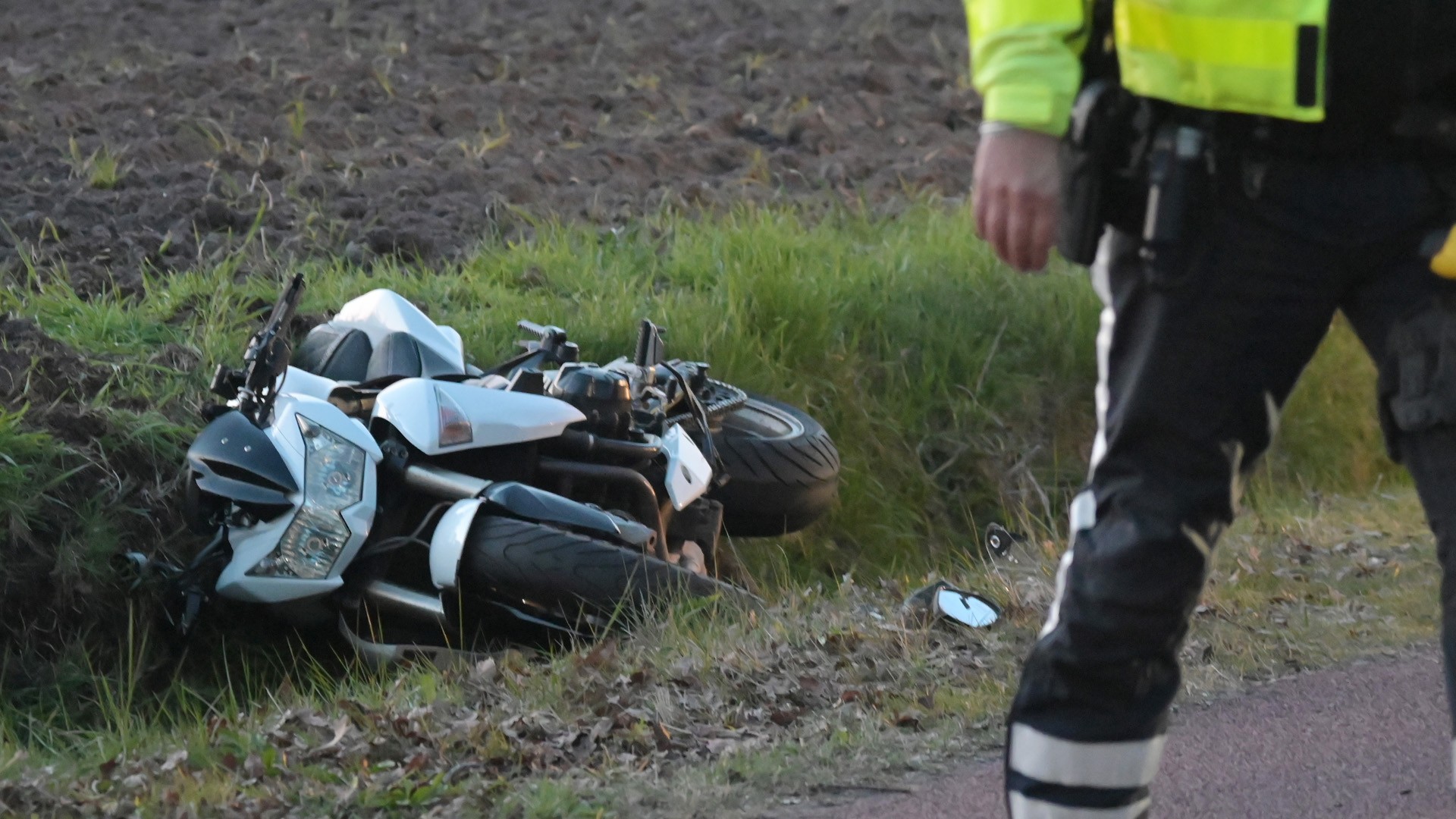 Motorrijdster komt in sloot terecht langs Zundertseweg