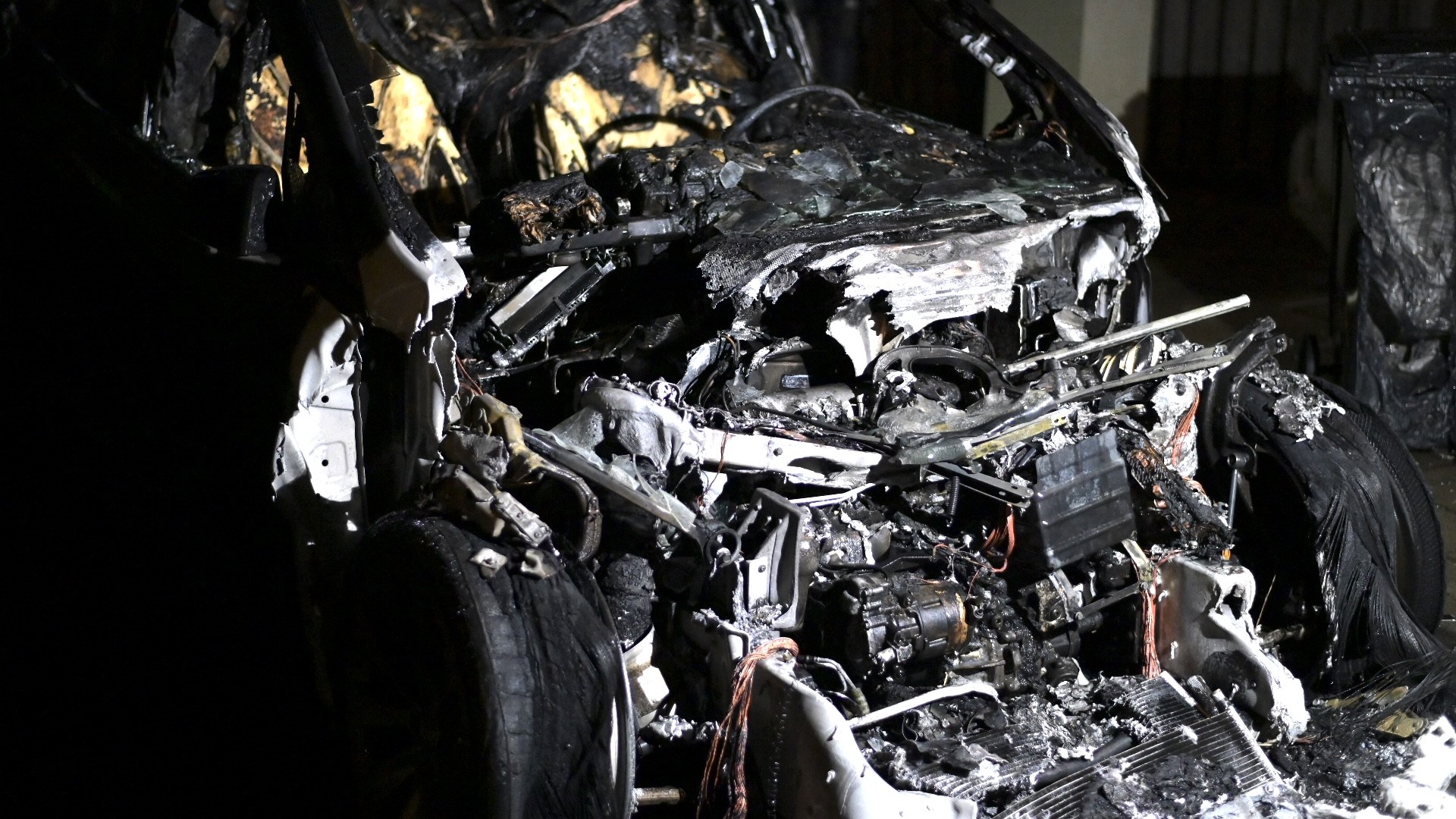 Tesla aan Kasteellaan in Etten-Leur volledig uitgebrand