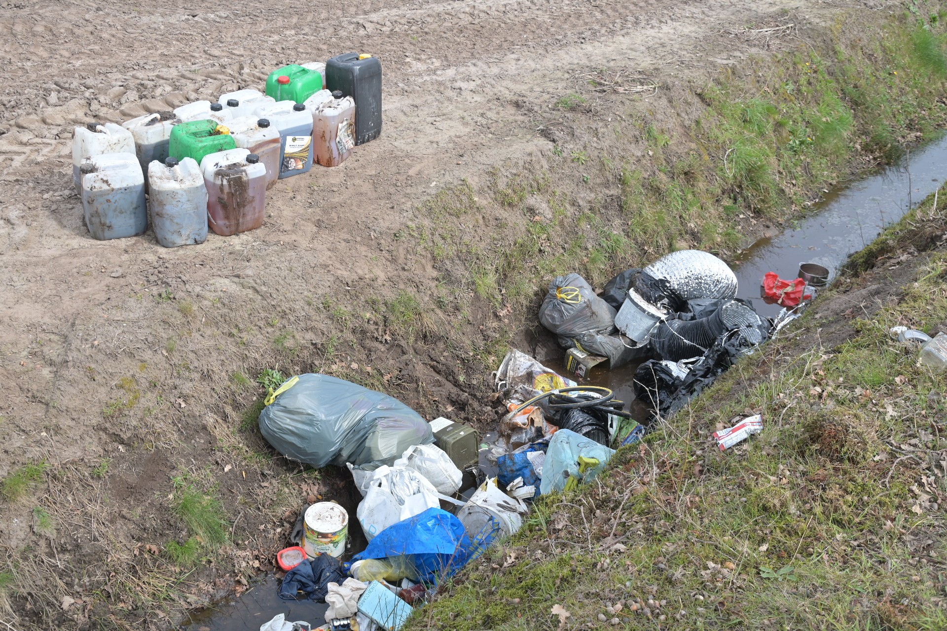 Jerrycans en vaten met onbekende stoffen gevonden in Wernhout