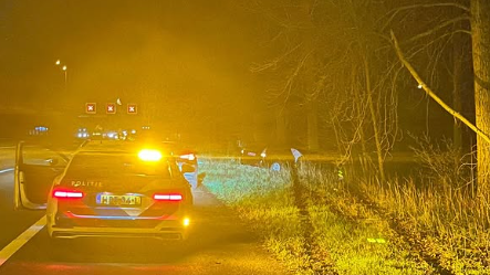 Auto botst tegen boom op A16 bij Moerdijkbrug, twee gewonden