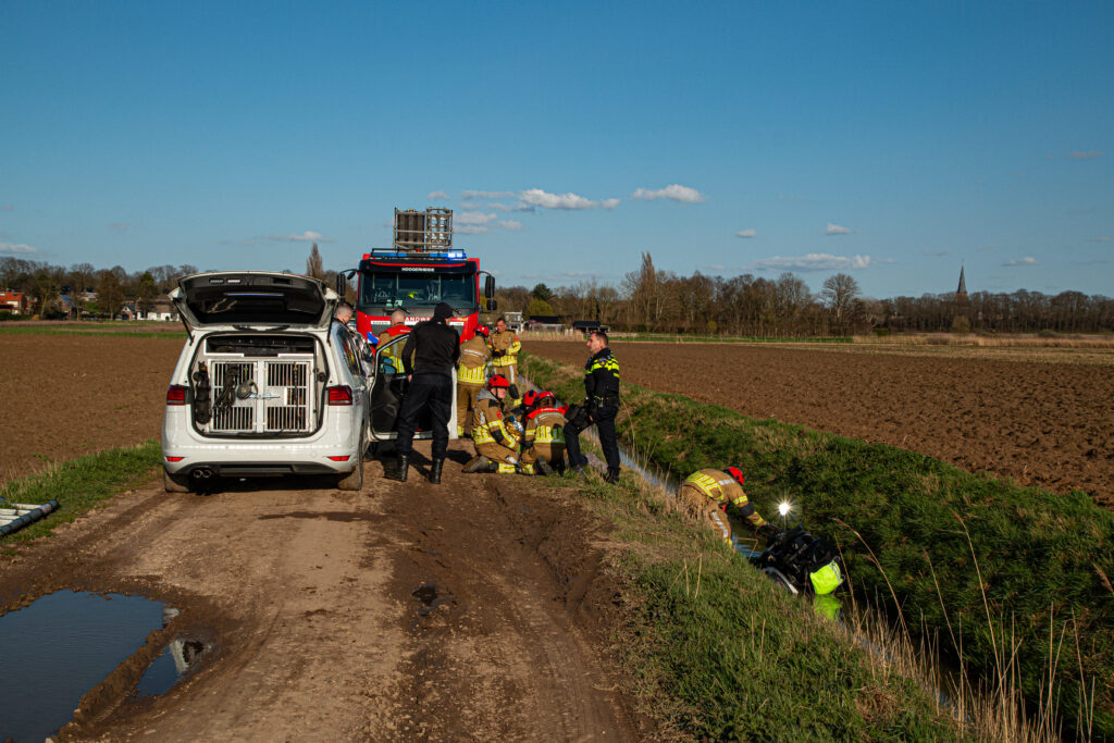 Twee personen belanden met scootmobiel in sloot: één gewonde