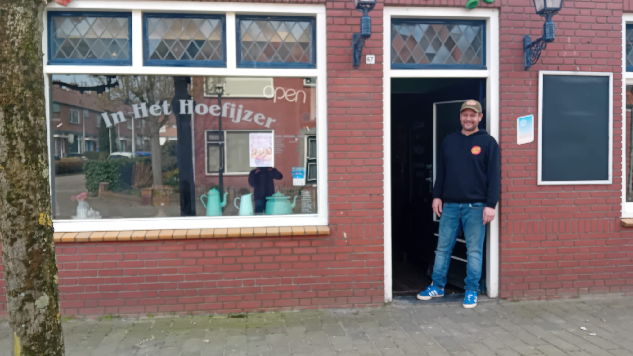 Bij café In het Hoefijzer is iedereen welkom: van dweilband tot jamsessie, als er maar plezier is