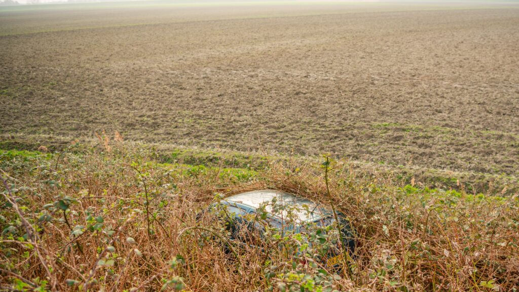Auto vliegt van de dijk op de Rubeerdijk bij Lepelstraat