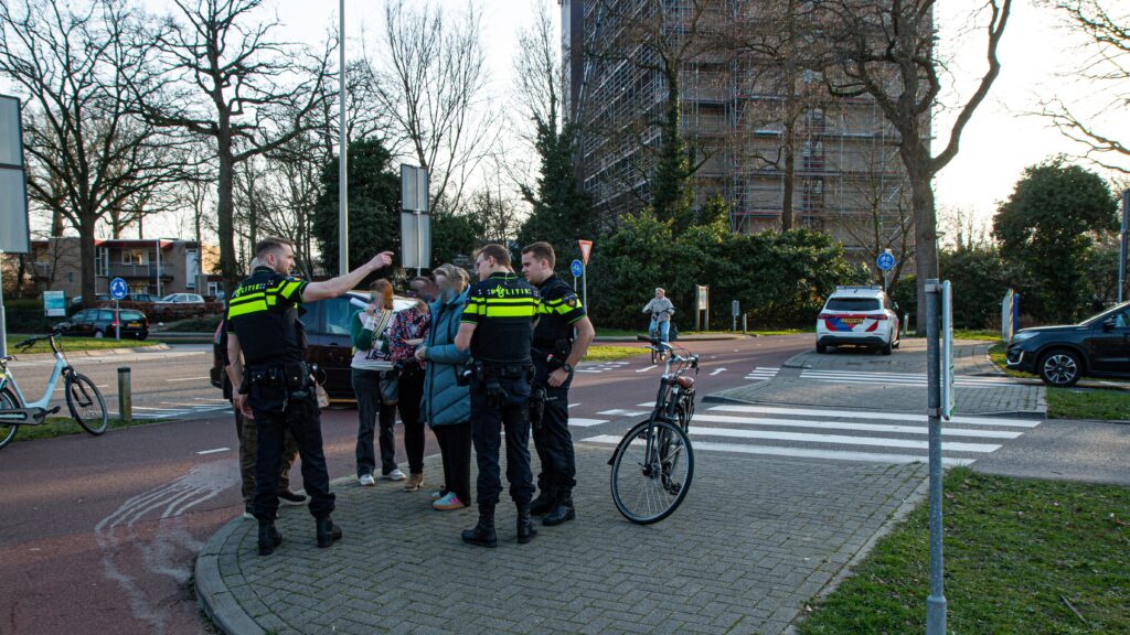 Automobilist rijdt door aanrijden fietser op Burgemeester Stulemeijerlaan