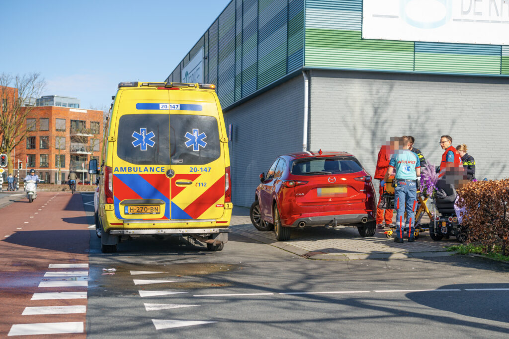 Vrouw op scootmobiel aangereden bij winkelcentrum in Bergen op Zoom