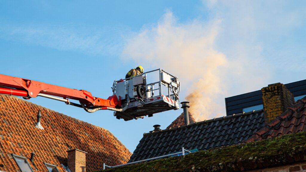 Brandweer schaalt groot op bij felle woningbrand in Bergen op Zoom