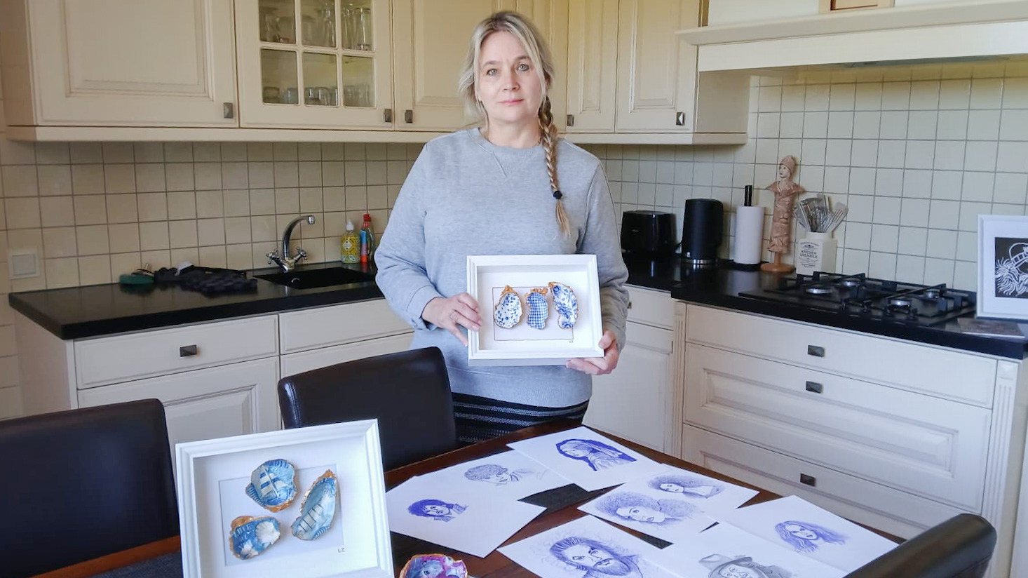 De veelzijdige kunst van Lisette Zagers in gemeentehuis Rucphen: Van pentekening tot oesterschelpen