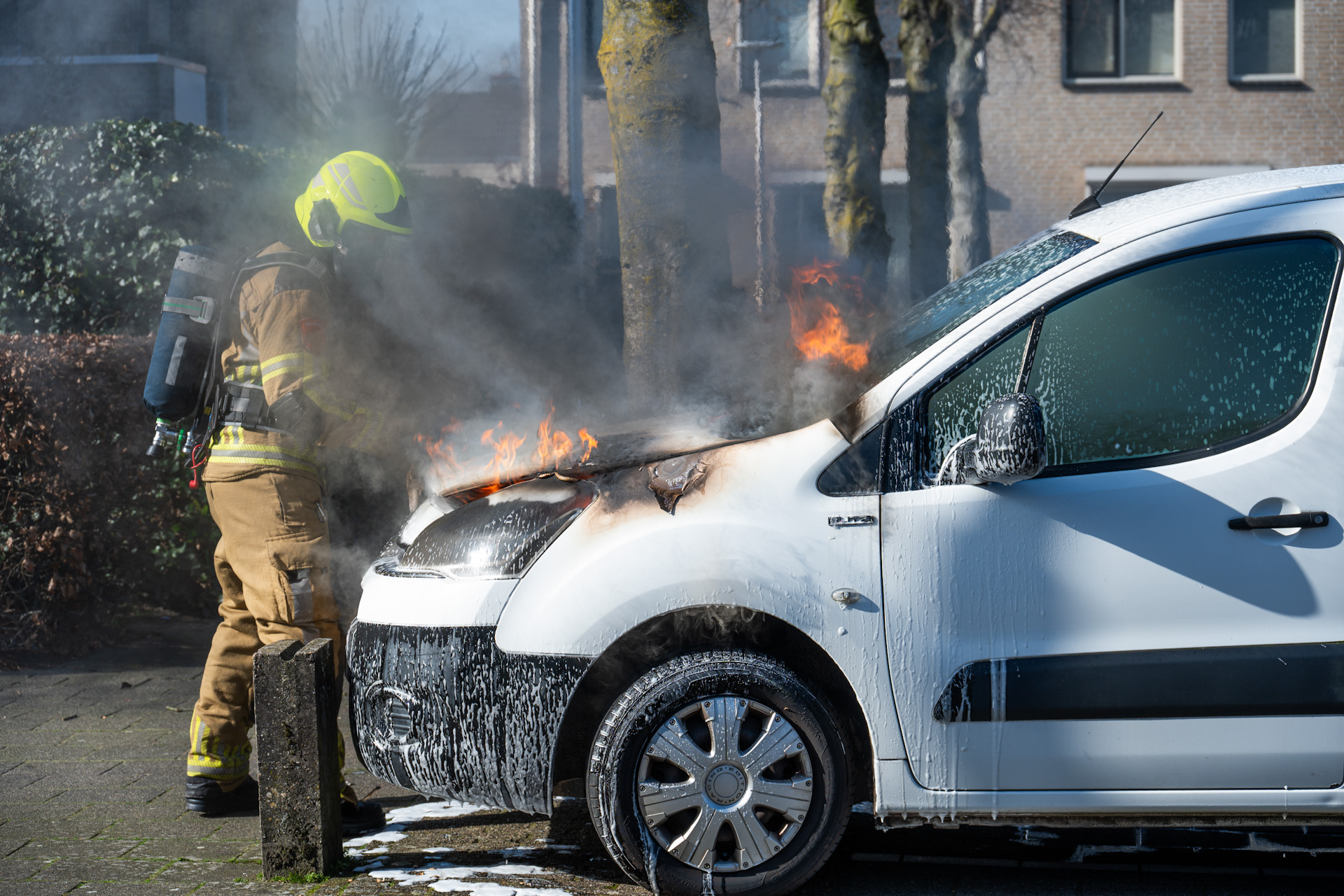 Auto vliegt in brand op parkeerplaats aan Beukenlaan in Zundert