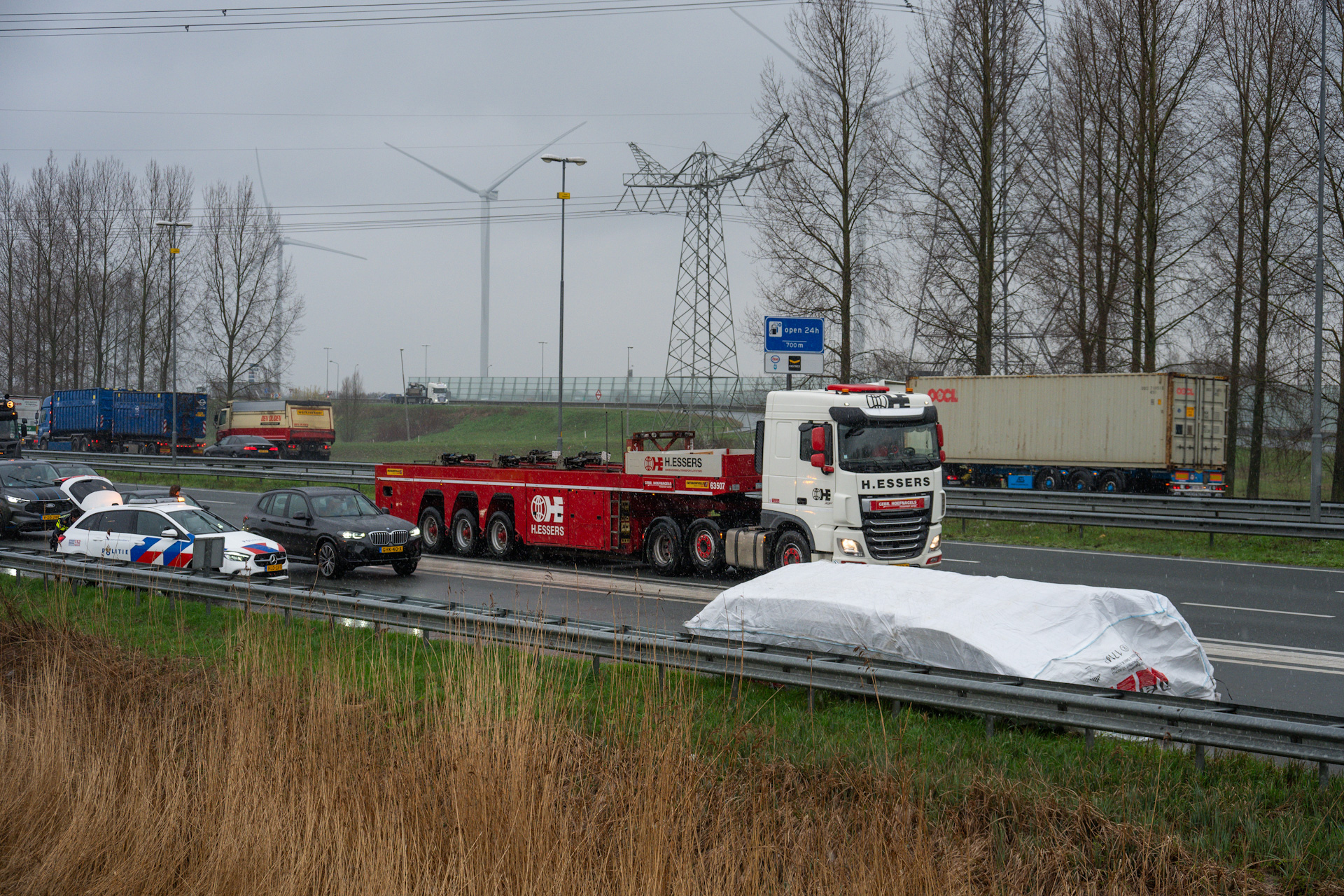 Vrachtwagen verliest asbestzak gevuld met piepschuim op de A16