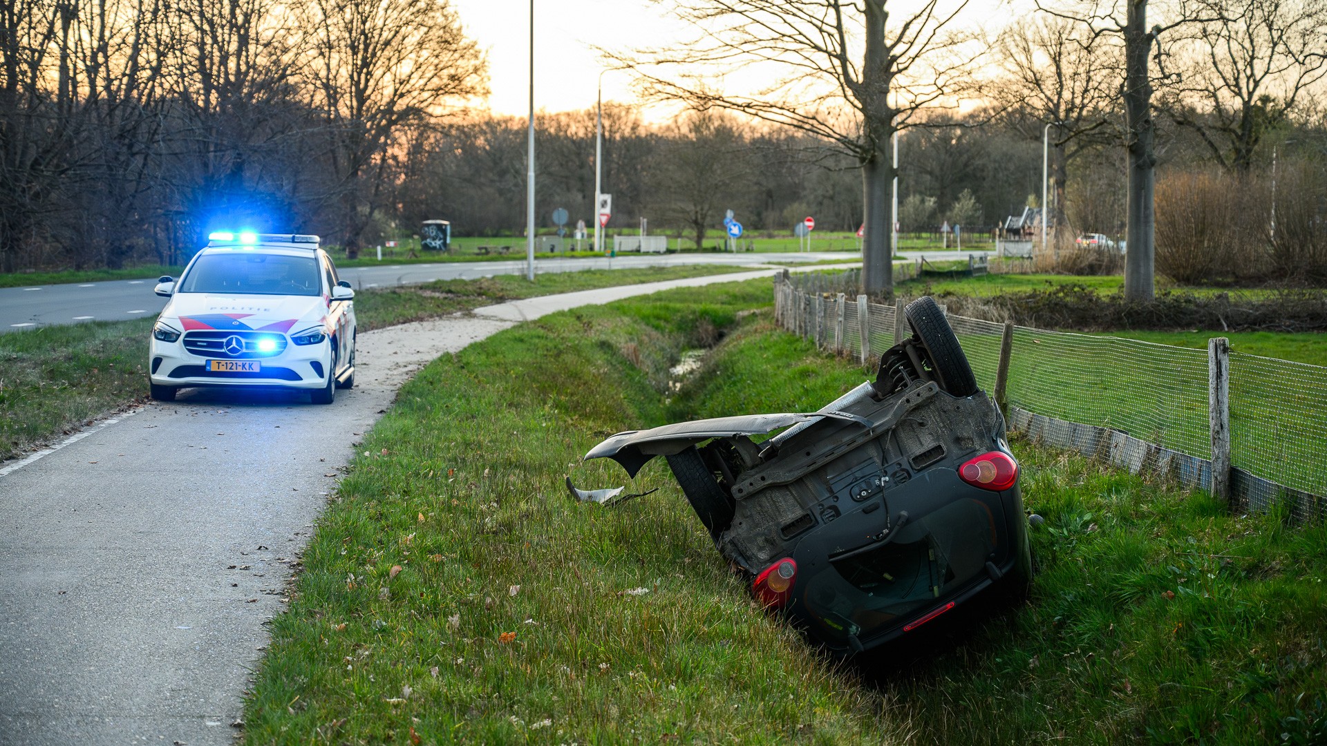 Auto belandt op zijn kop in sloot langs Rucphenseweg