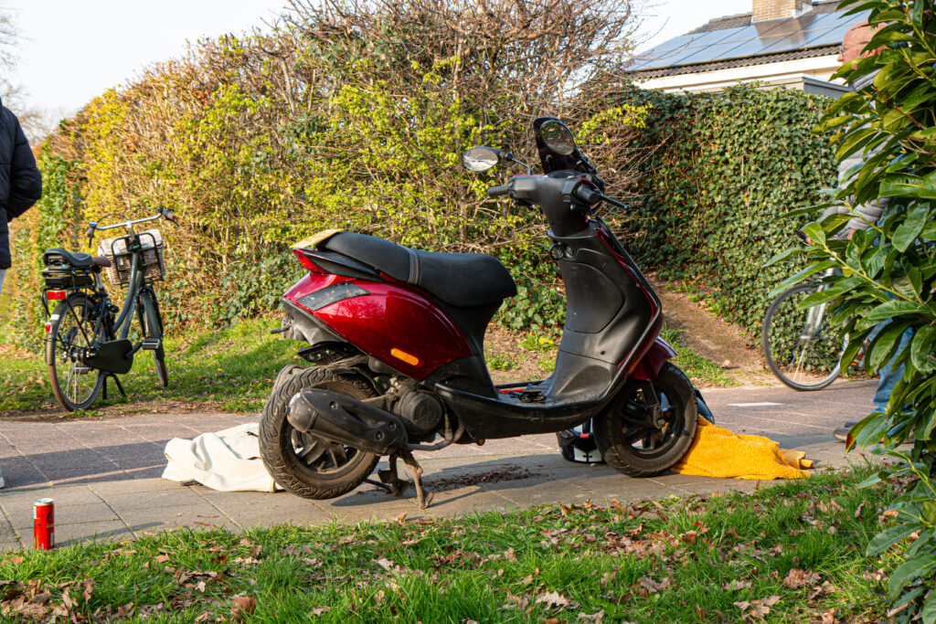 Bijrijder gewond na botsing tussen scooter en bestelbus, politie doet onderzoek