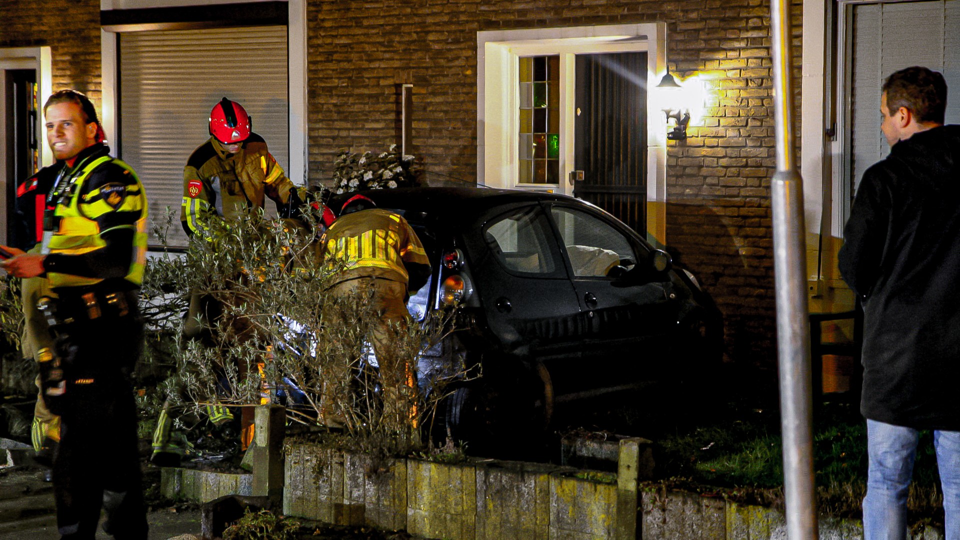 Muurtje Auto knalt dwars door muurtje en komt tot stilstand tegen woning