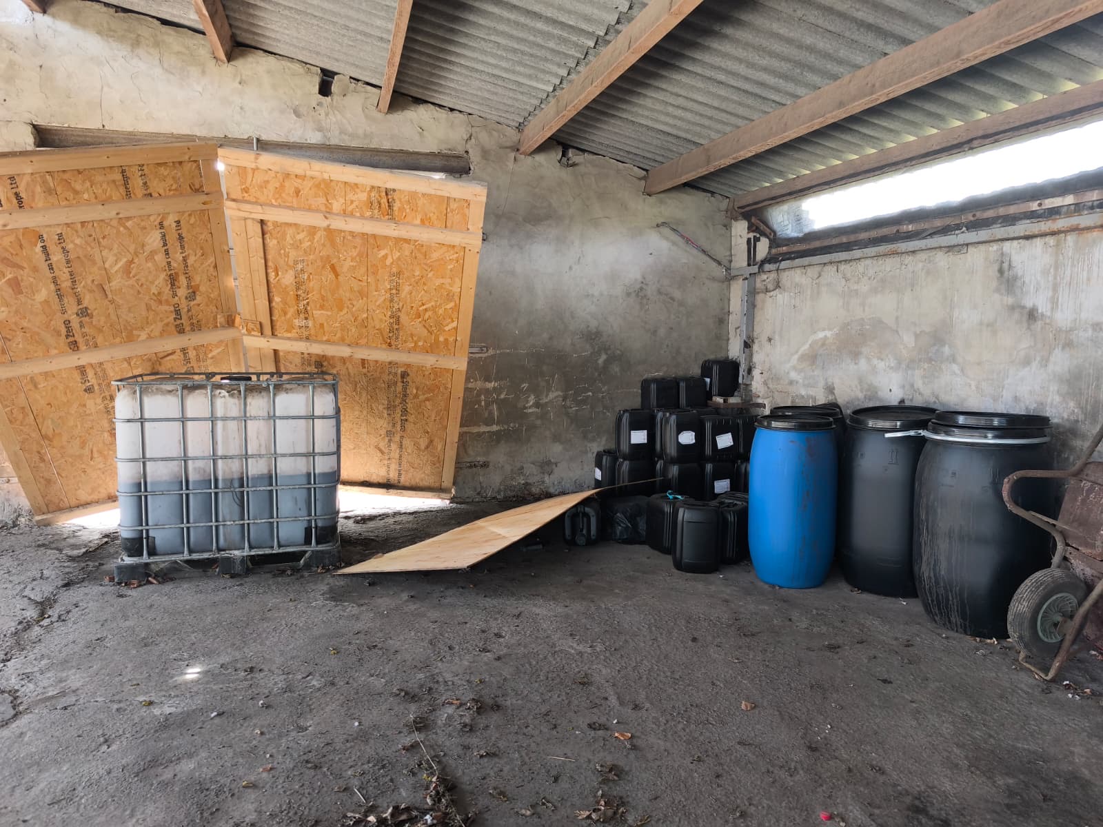 Burgemeester sluit twee loodsen in Moerstraten na vondst grondstoffen voor harddrugs