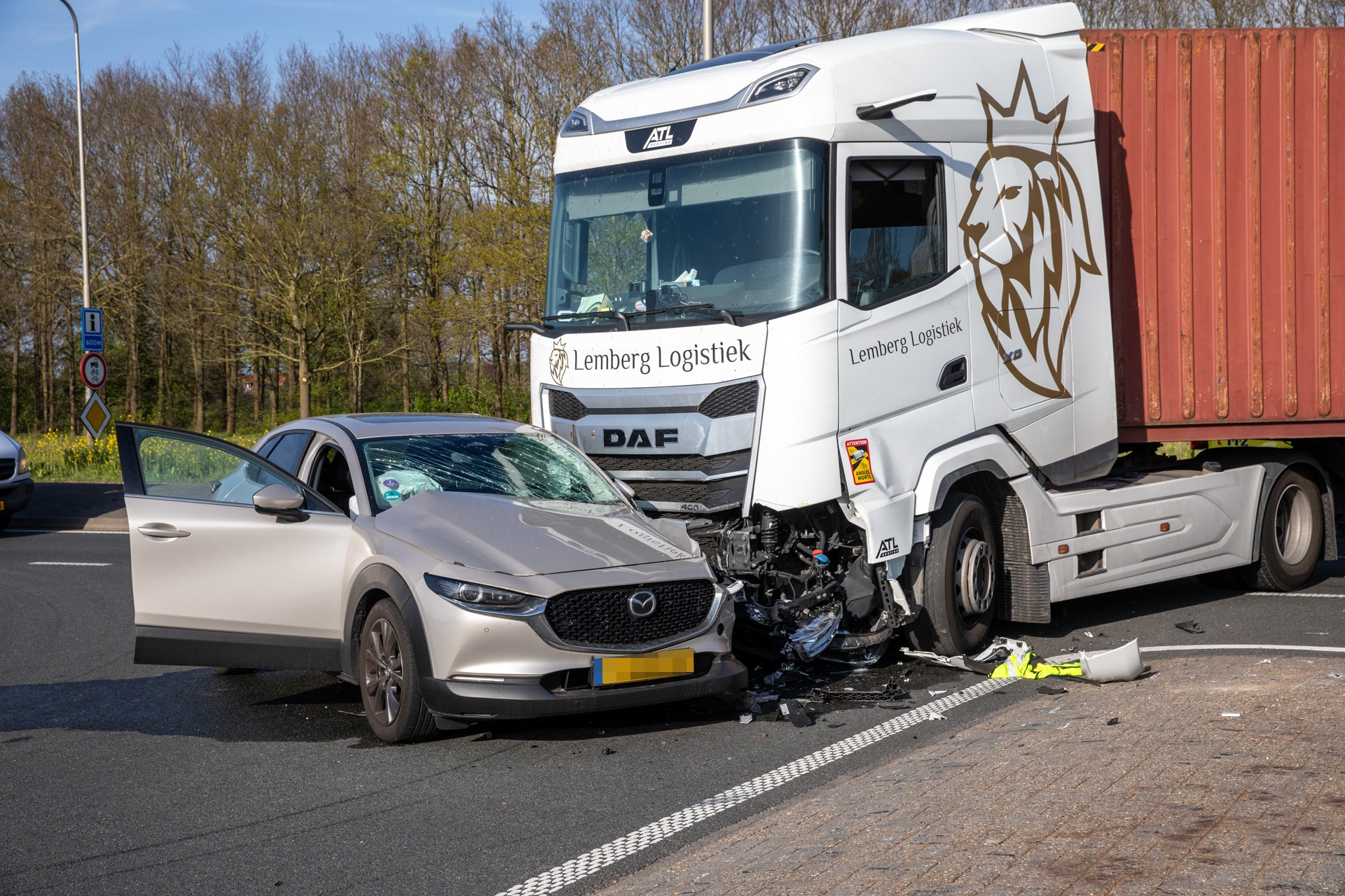 Vrachtwagen en auto botsen op kruising N268 bij Oud Gastel