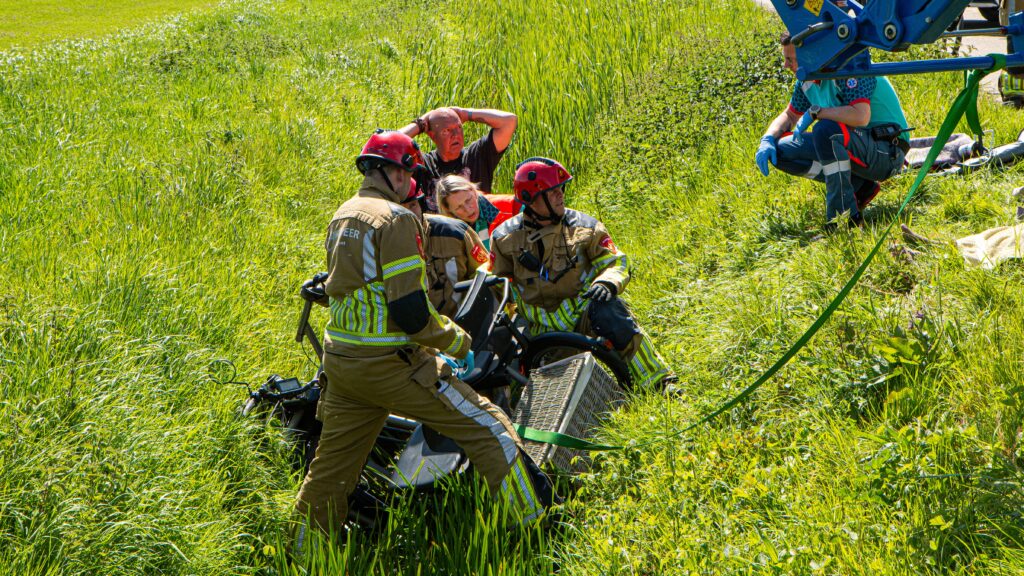 Duo-fiets belandt in sloot na uitwijkmanoeuvre in Ossendrecht