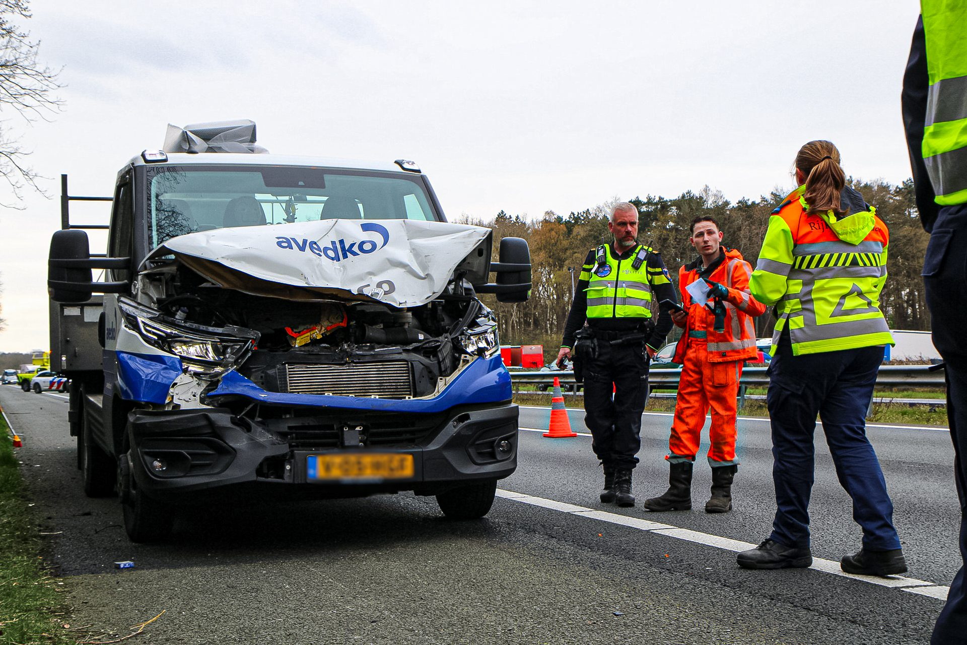 Botsing tussen bestelbusje en vrachtwagen op A4 veroorzaakt flinke file.