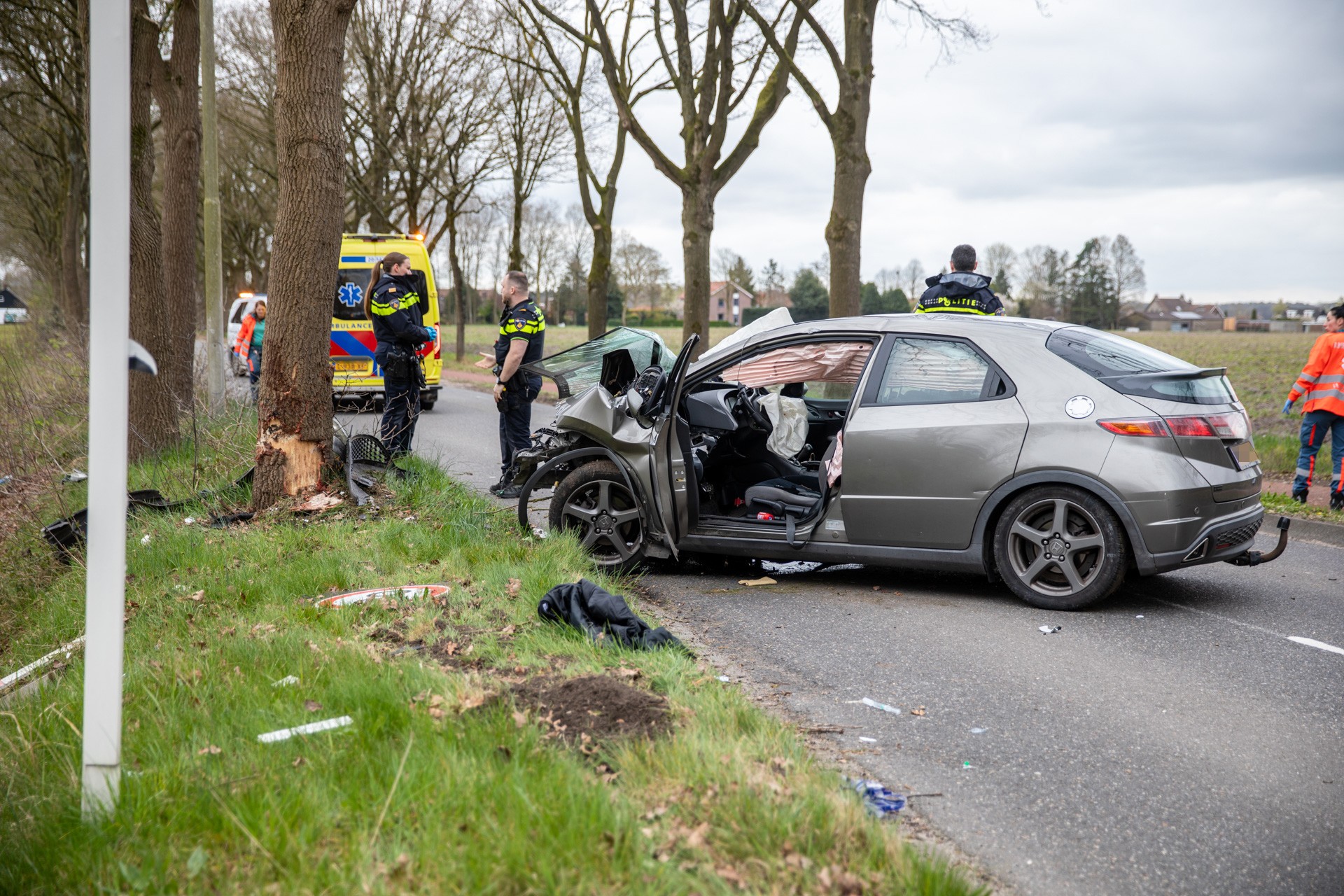 Automobilist ernstig gewond na botsing tegen boom in Roosendaal.
