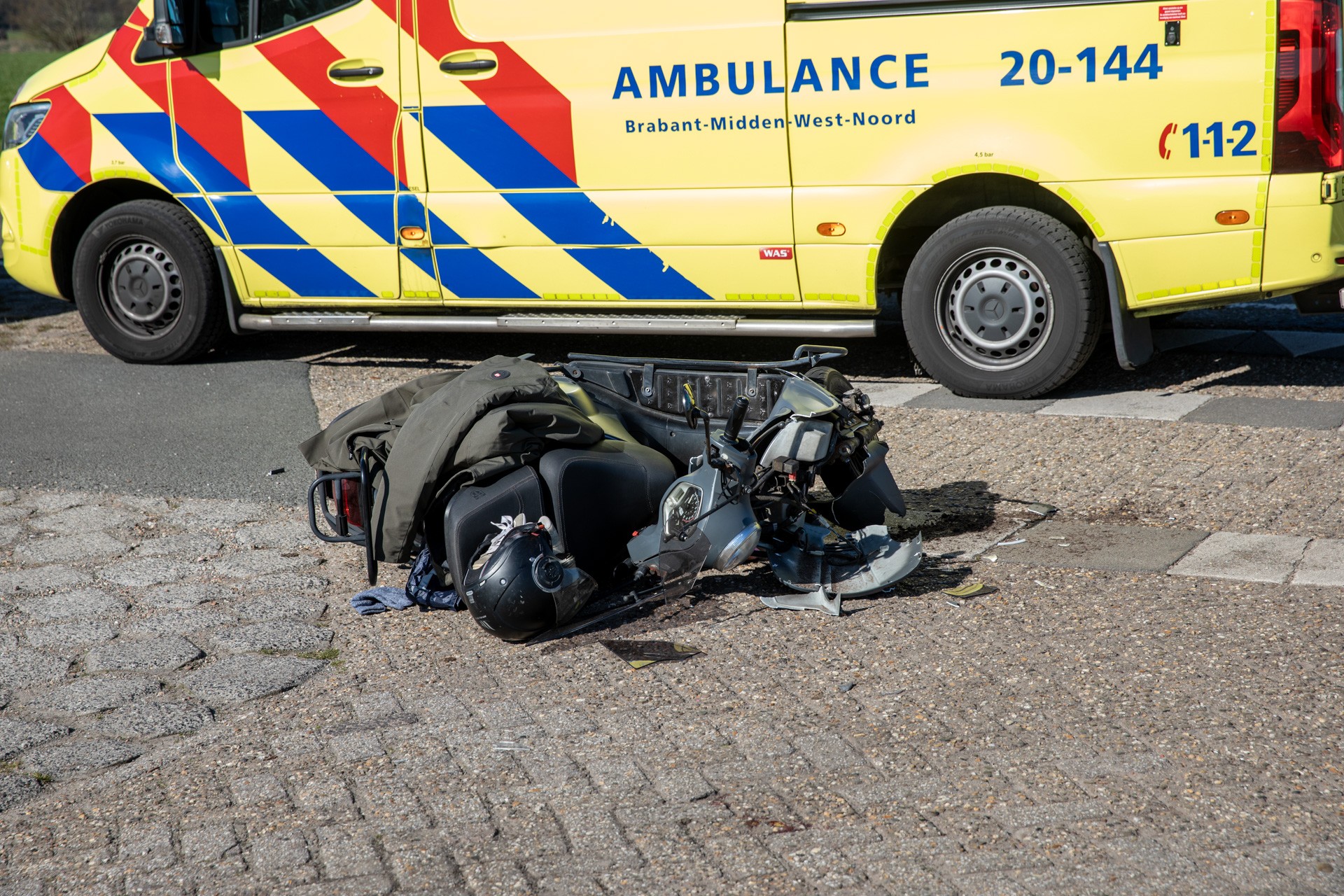 Scooterrijdster gewond na botsing met auto in Huijbergen