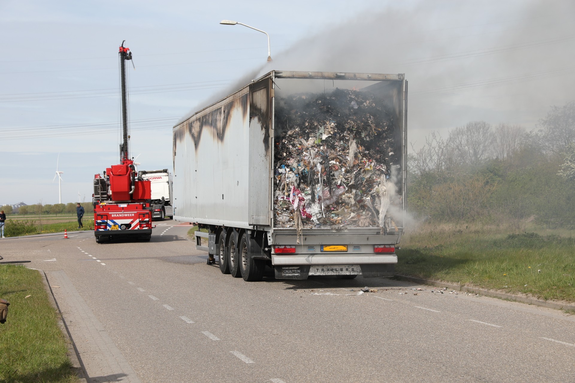 Vrachtwagen vol afval in brand op snelweg A17