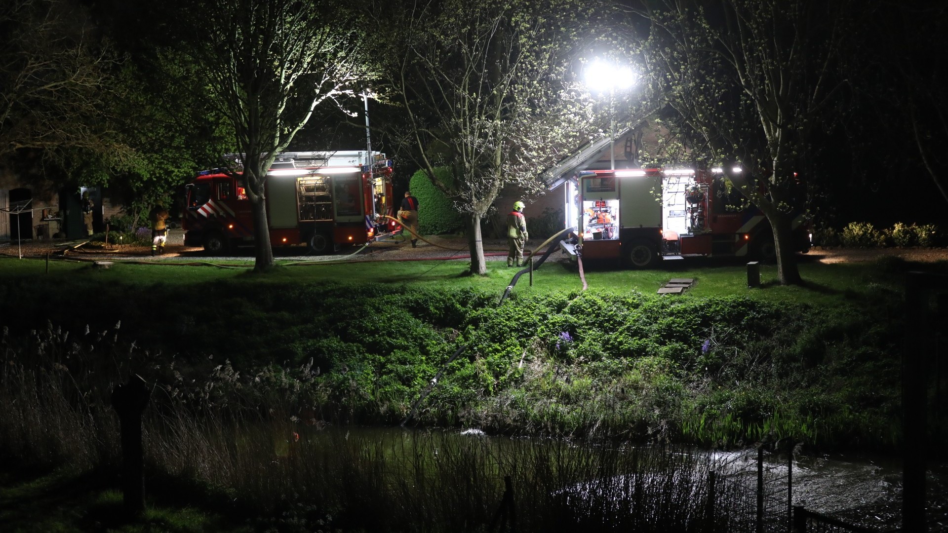 Brandweer rukt met groot materieel uit voor schuurbrand in Klundert