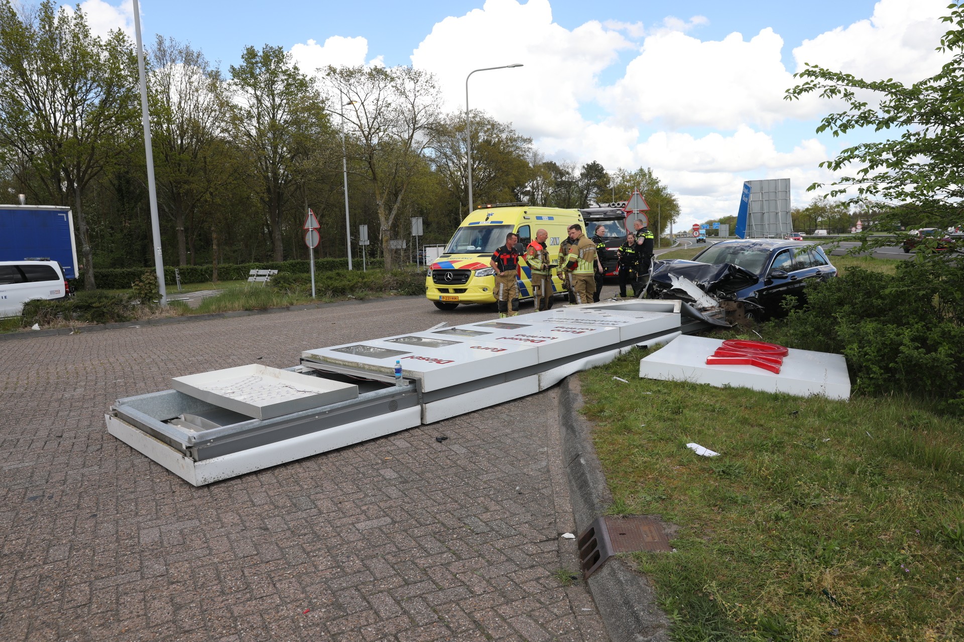 Automobilist rijdt wegbewijzerings- en prijsbord uit de grond, bestuurster gewond