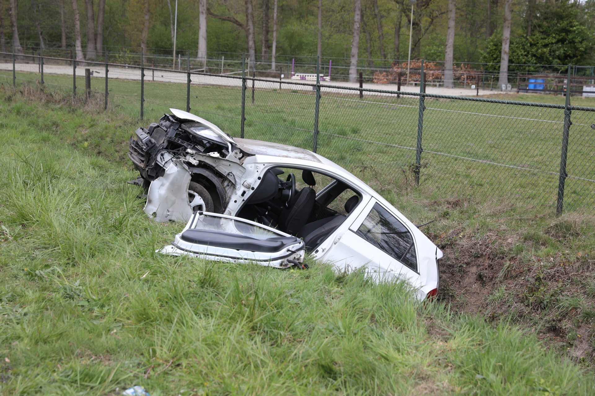 Brandweer redt vrouw en hond uit auto na ongeval in Huijbergen
