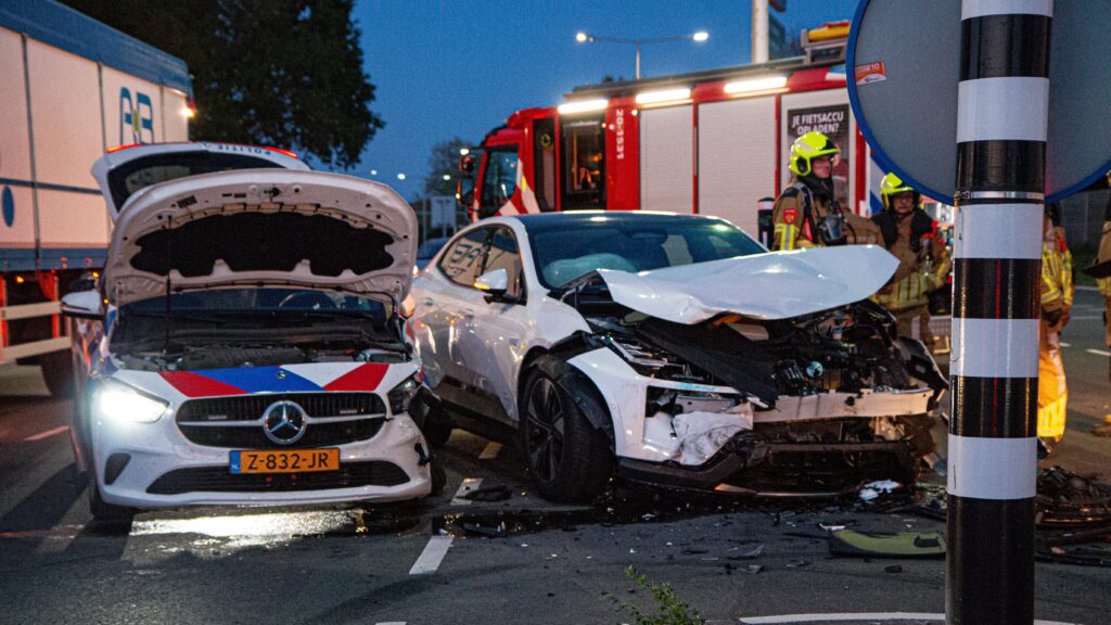 Politieauto en personenauto botsen op kruising in Bergen op Zoom