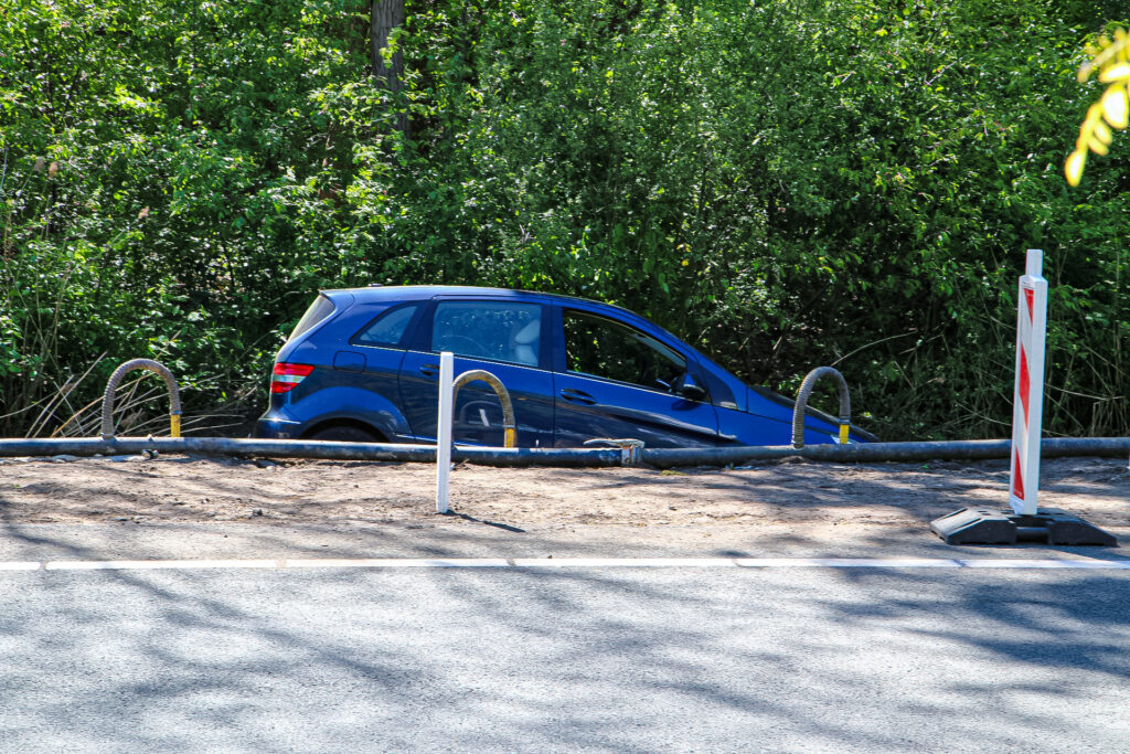 Auto van de weg op A4 bij Bergen op Zoom