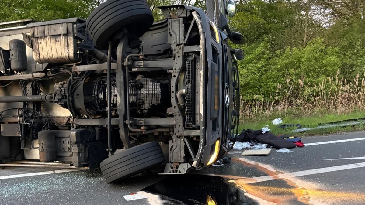 Troep op A4 bij Bergen op Zoom door gekantelde vrachtwagen