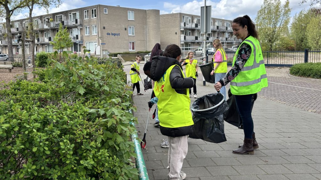 Leerlingen de Grebbe ruimen zwerfafval in de wijk op: ‘Leuker dan schrijfles.’