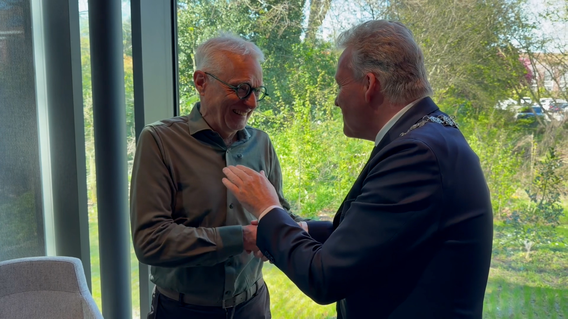 Jan van Pul krijgt van burgemeester Mark Buijs de Roosenspeld.