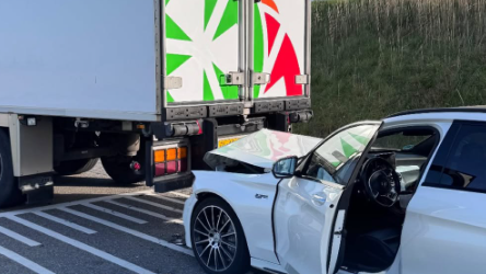 Auto botst frontaal tegen vrachtwagen