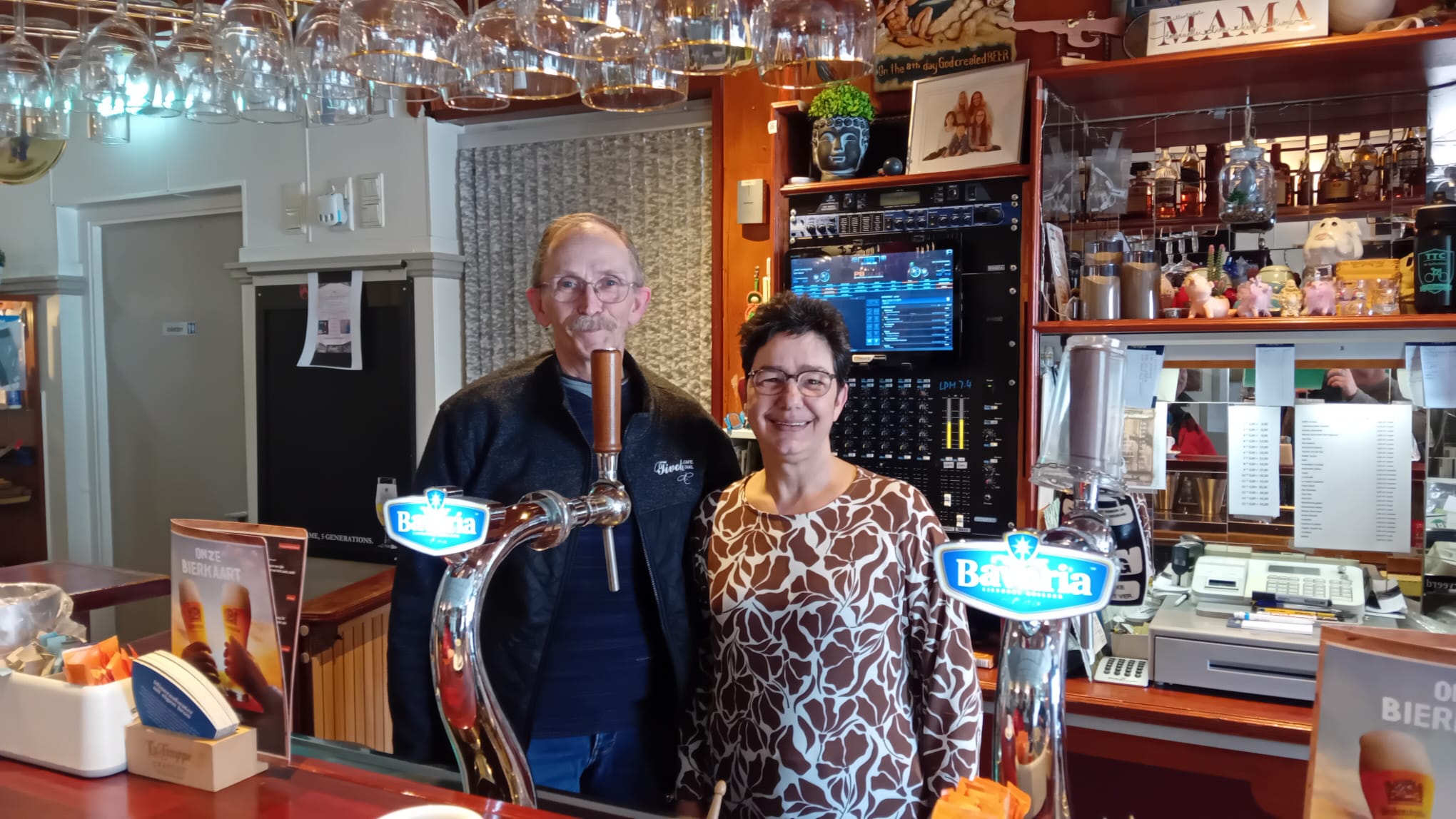 Zelfs de bisschop en zijn gevolg komen op bezoek bij Café Tivoli in Halsteren