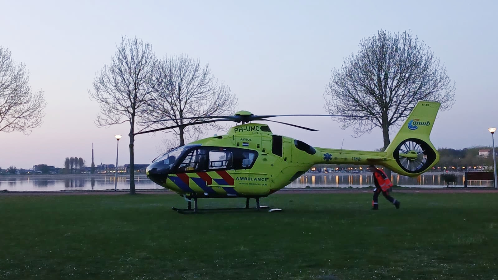 Traumahelikopter landt in Bergen op Zoom na botsing op Geepstraat