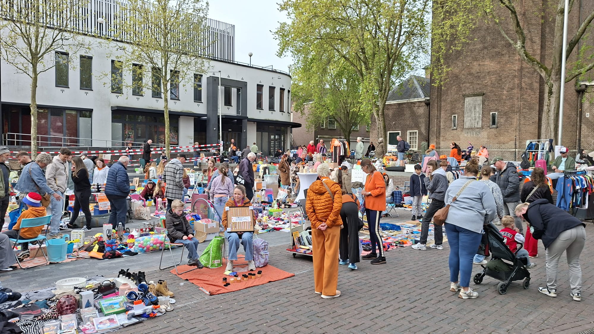 Al vroeg drukte op vrijmarkt Roosendaal: 'De mooiste parel tussen de spullen? Mijn moeder!'