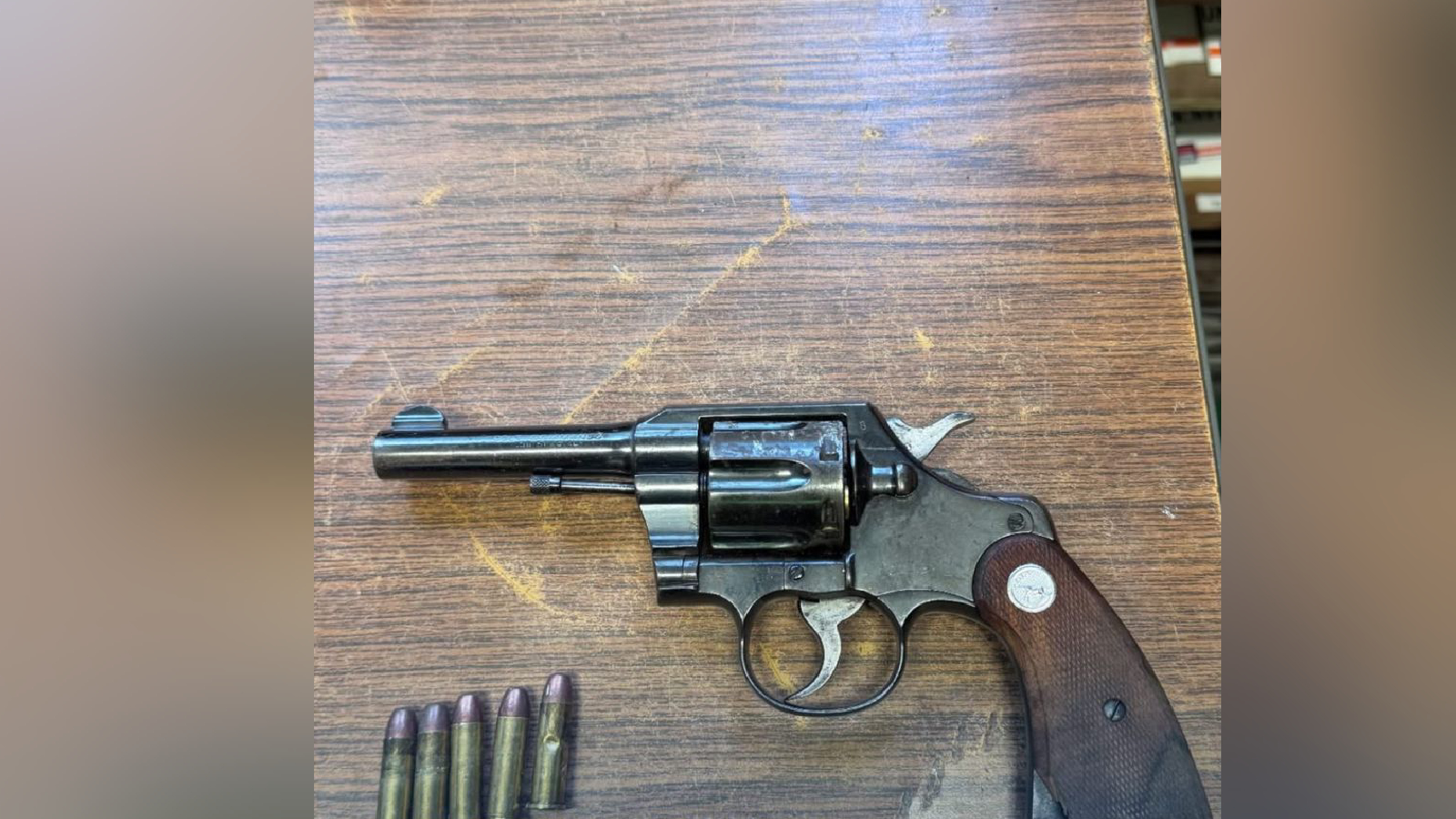 Politie neemt wapen in beslag nadat het op de milieustraat is gegooid