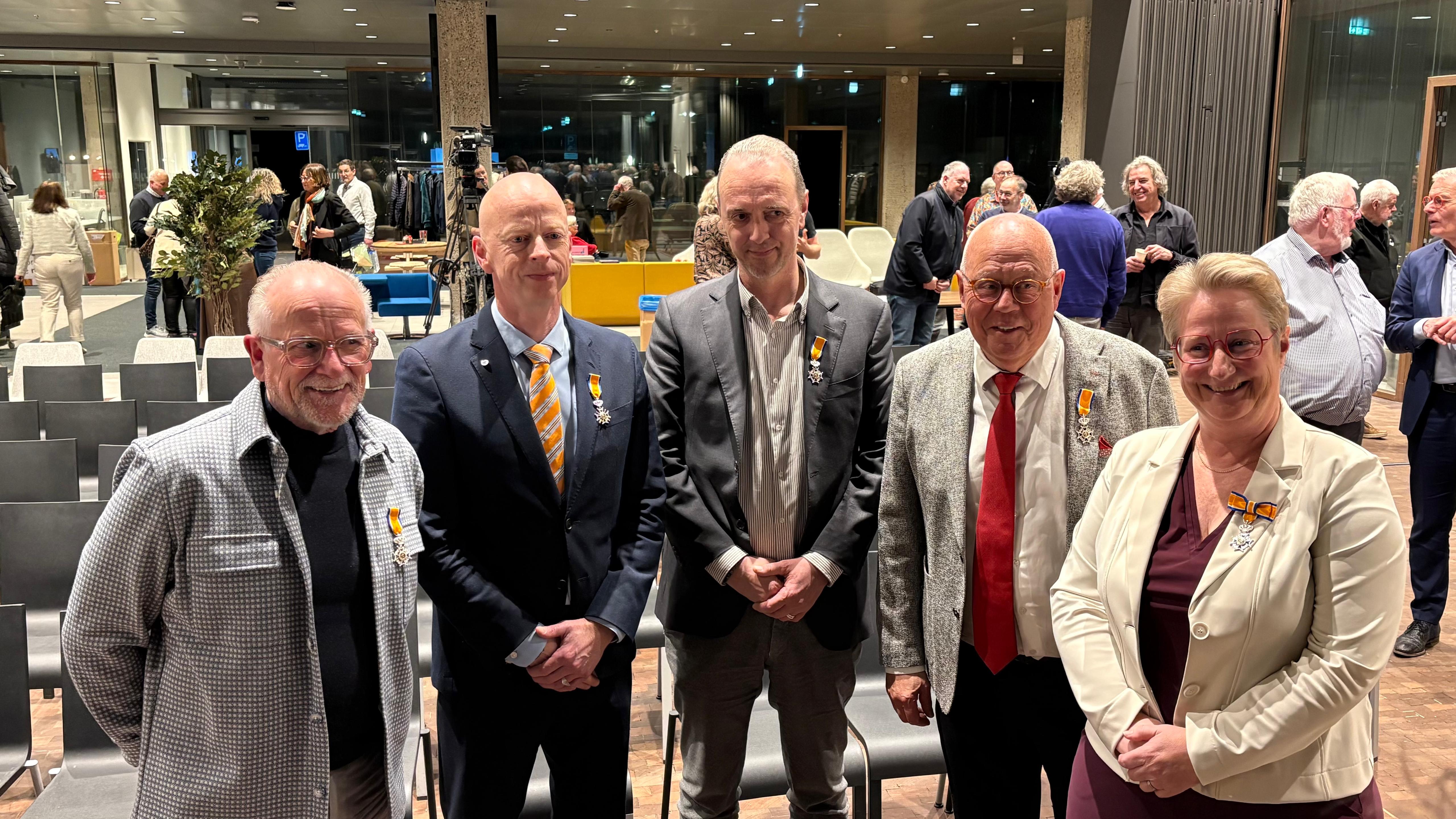 Vijf Koninklijke onder­scheidingen en lovende woorden voor Roosendaalse raadsleden