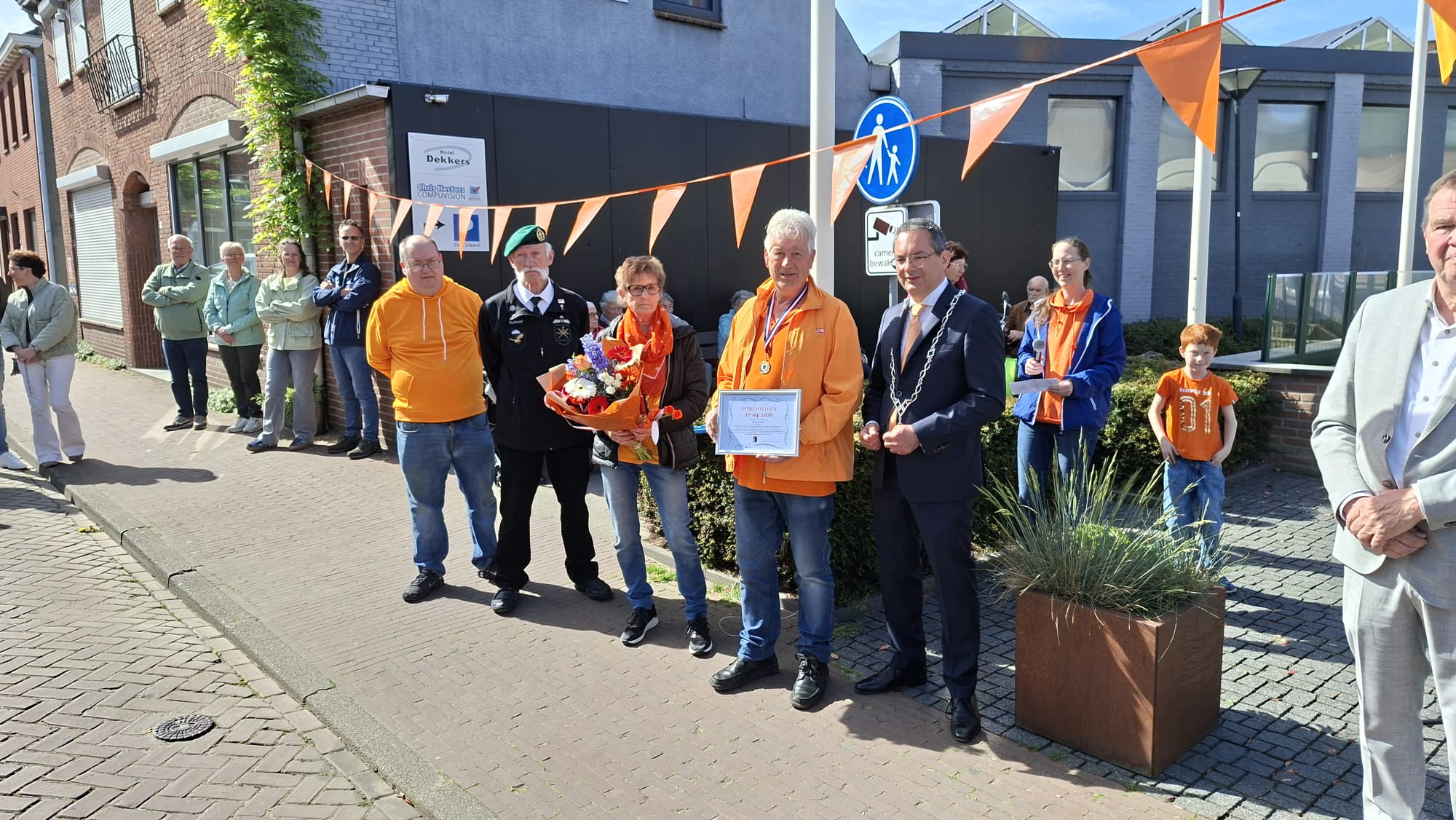 Nand Verelst op Koningsdag verrast met Ostrechts Lintje: ‘Hij heeft het meer dan verdiend’