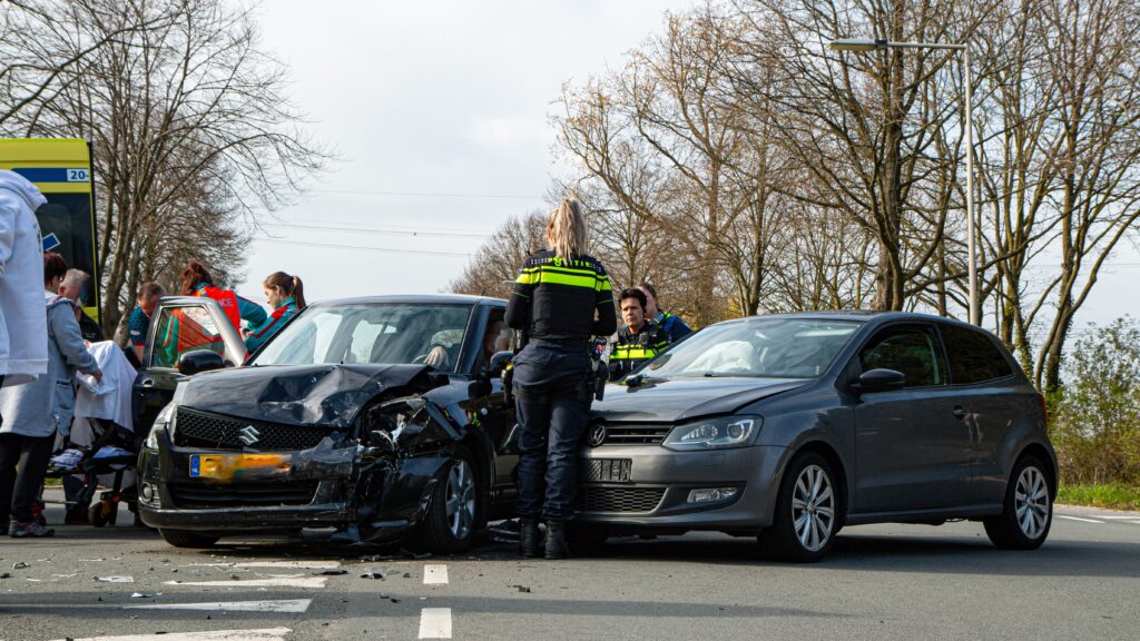Automobilist naar ziekenhuis na botsing in Lepelstraat