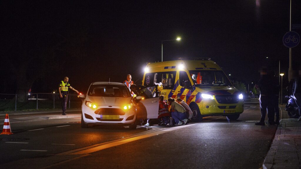 Scooterrijdster gewond na aanrijding op kruising in Halsteren