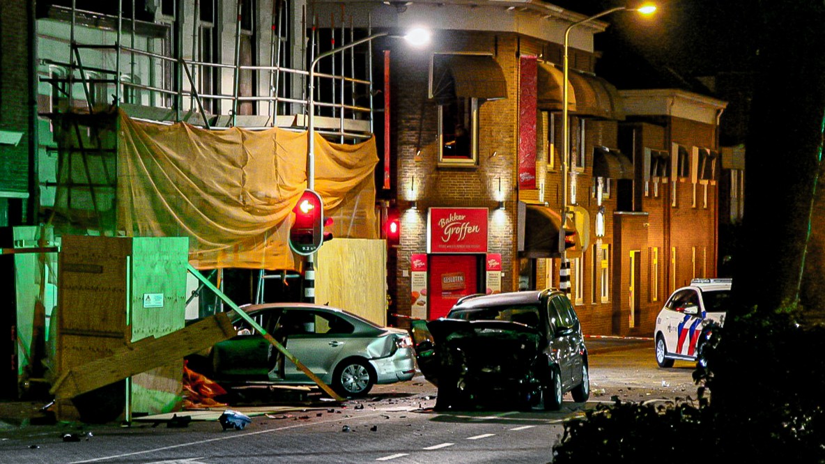 Auto vliegt tegen gevel na achtervolging in Bergen op Zoom