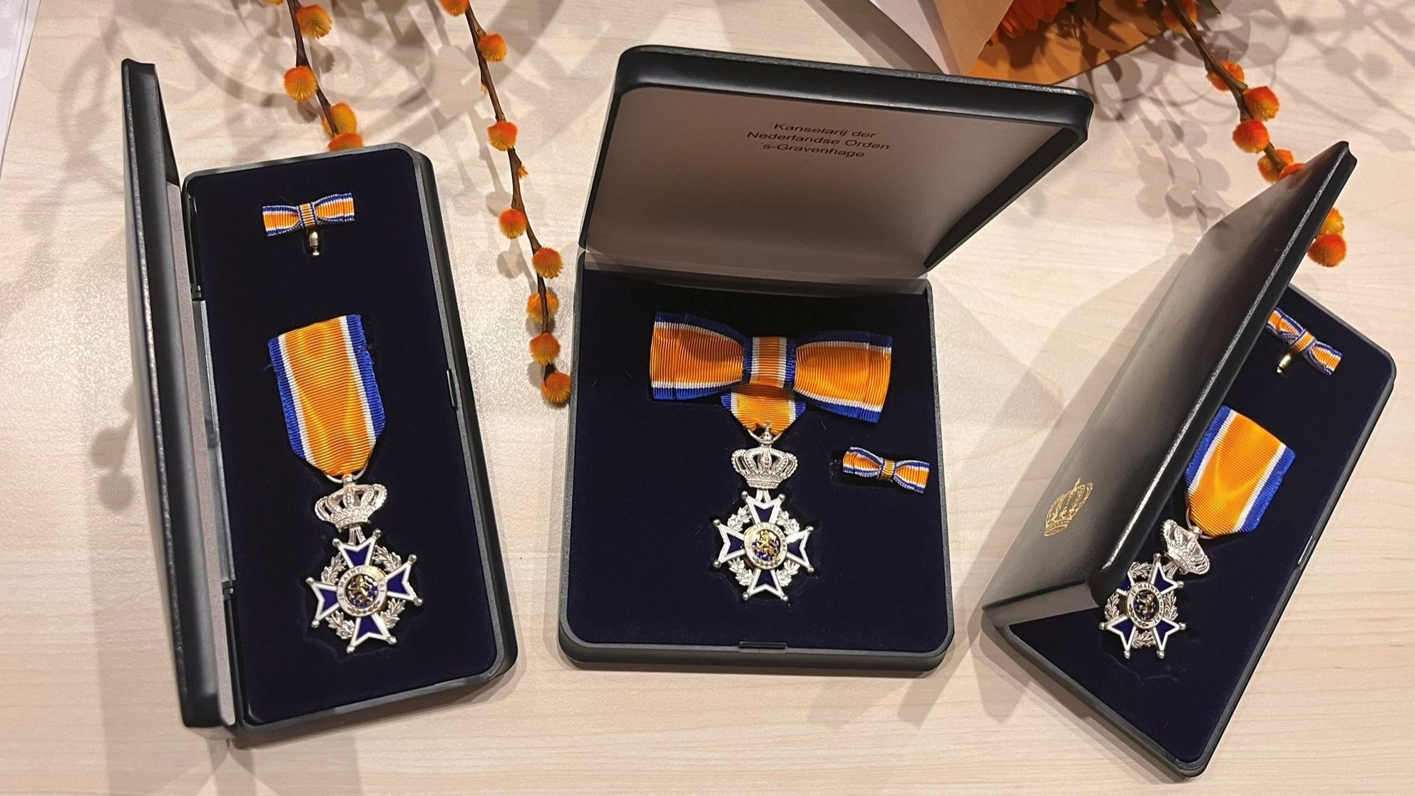 Burgemeester van Tholen reikt drie Koninklijke onderscheidingen uit aan vertrekkende raadsleden