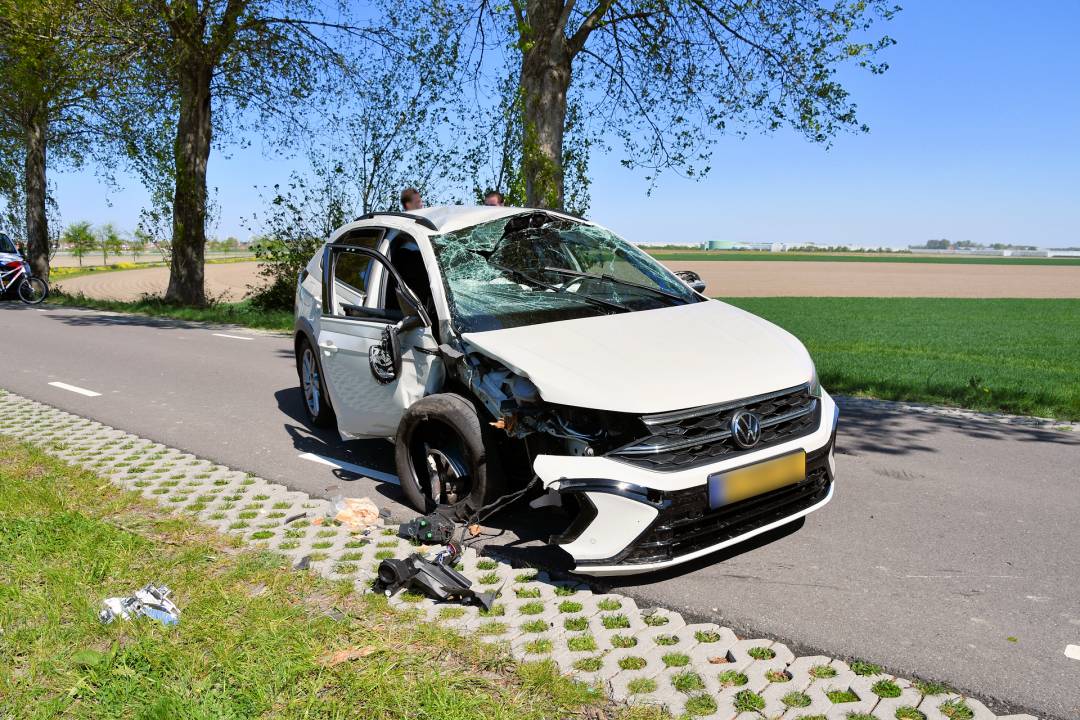 Auto slaat over de kop op Plaatweg bij Sint-Maartsendijk