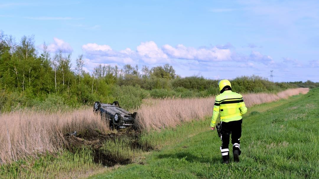 Auto over de kop op Oesterdam bij Tholen