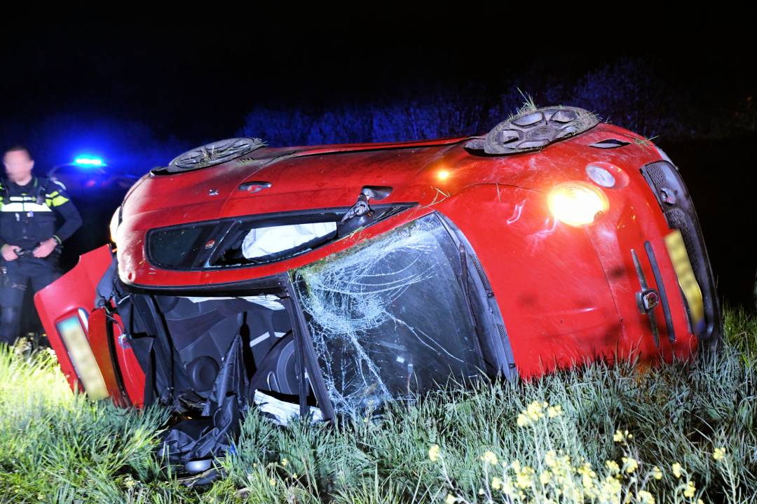 Auto raakt van dijk bij Poortvliet, traumahelikopter ingezet