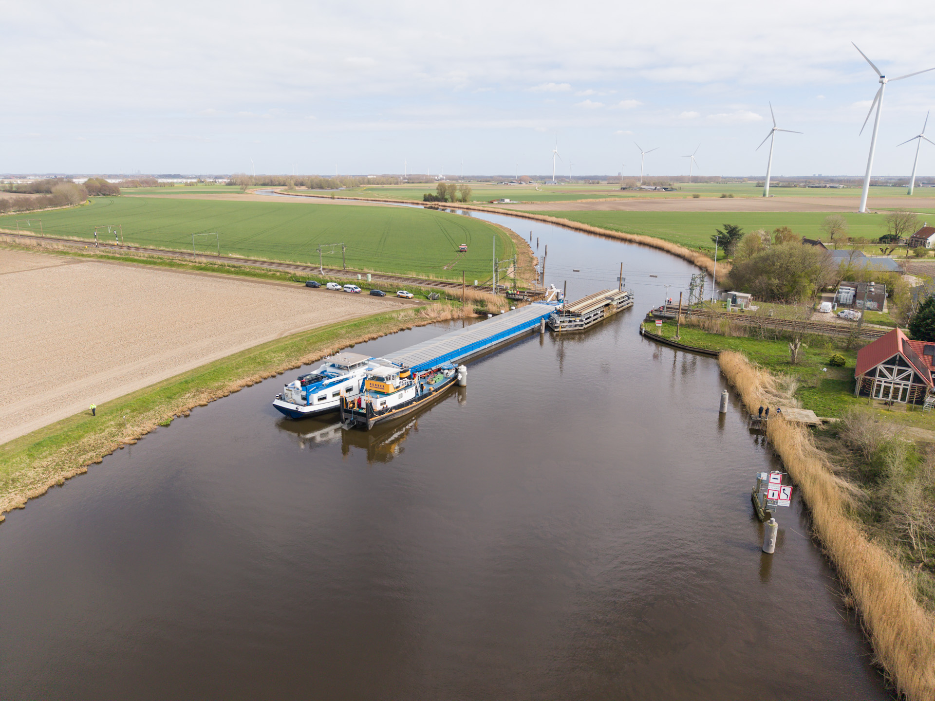 Slaaptrein met honderd passagiers strandt door botsing schip tegen brug