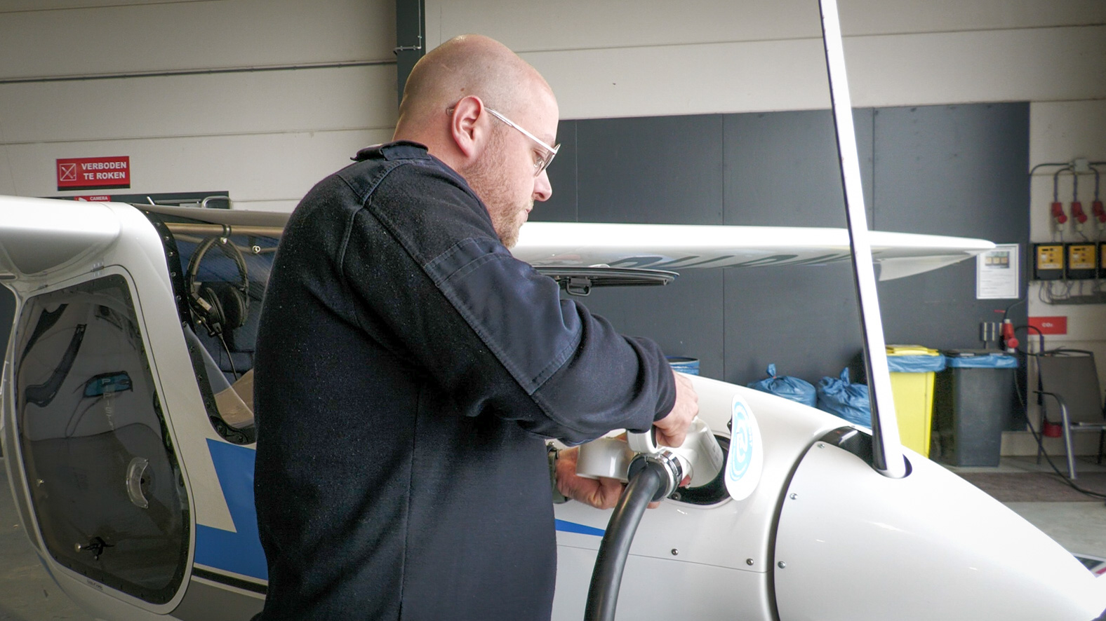Het toestel wordt opgeladen in de hangaar, in de toekomst hoopt de vliegschool op een laadplein op de luchthaven.