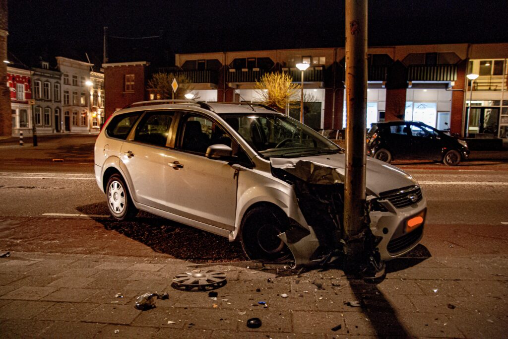 Auto rijdt tegen lantaarnpaal, bestuurder waarschijnlijk onder invloed